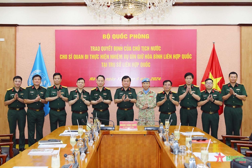 /UploadStore/admin/240612 Trao QD CTN cho si quan lam nhiem vu tai tru so LHQ/04.jpg